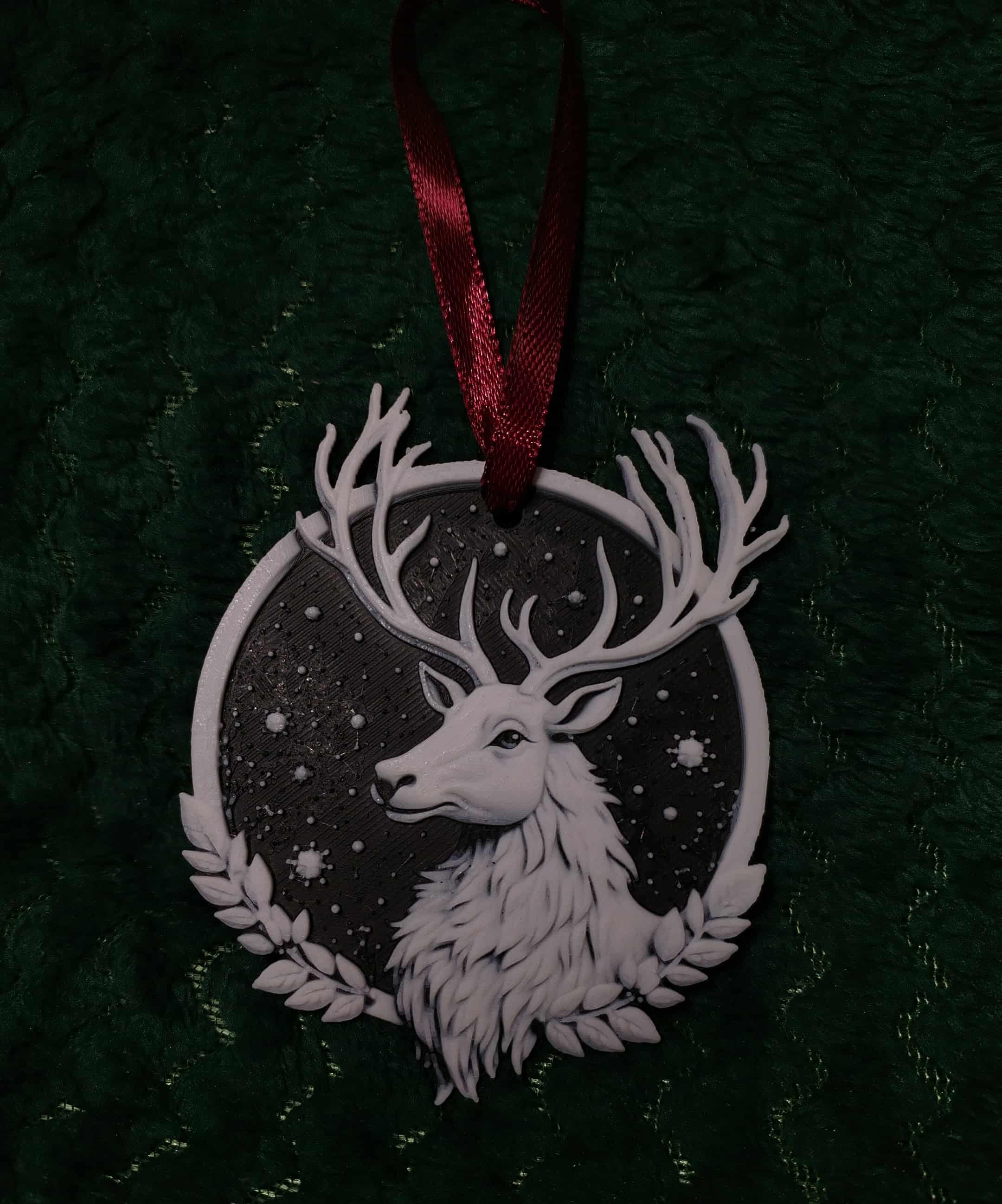 Részletes szarvas fadísz